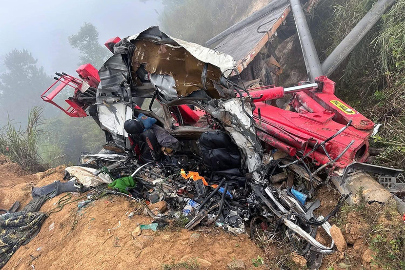 Hiện trường vụ xe đầu kéo chở trụ điện rơi xuống vực ở Lâm đồng làm 2 người tử vong