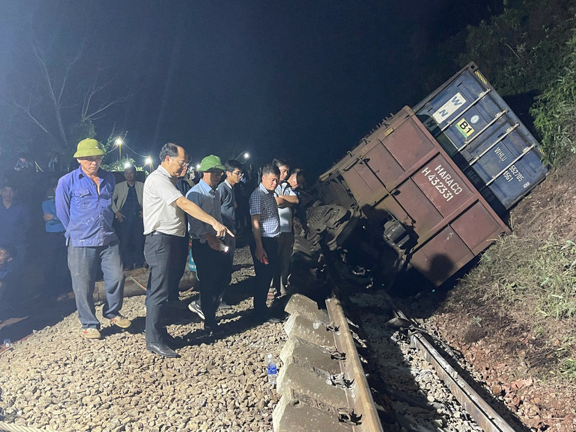 Lãnh đạo Tổng công ty Đường sắt Việt Nam có mặt tại hiện trường chỉ đạo công nhân xuyên đêm trả đường sau vụ tàu hàng SH62 trật bánh