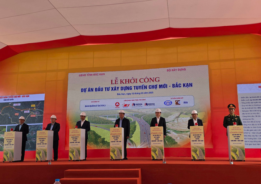 Bộ trưởng Bộ Xây dựng và lãnh đạo các Bộ, ngành và lãnh đạo các địa phương có dự án đi qua nhấn nút khởi công cao tốc