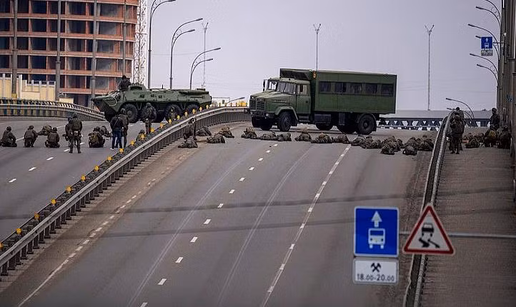 Quân Nga đã đánh tới thủ đô Kiev của Ukraine (Ảnh: Xe bọc thép và binh sĩ Ukraine chặn đường cao tốc vào thủ đô)