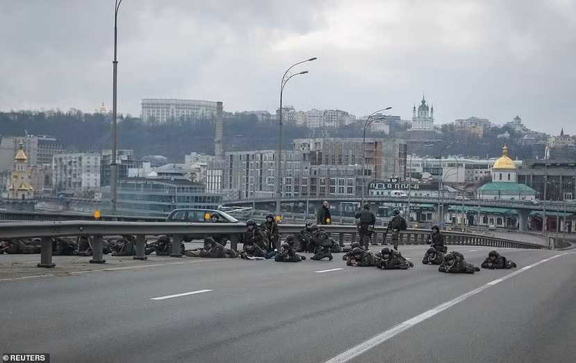 Quân Nga đã đánh tới Kiev (Ảnh: Binh sĩ Ukraine dàn quân trên đường cao tốc lối vào thủ đô, đợi quân Nga tới)