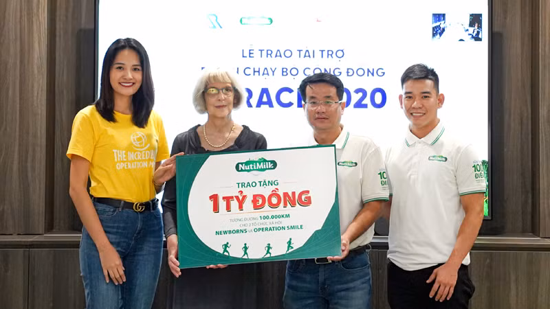 Ông Võ Hoàng Anh - Giám đốc tiếp thị cấp cao NutiMilk trao tặng 1 tỉ đồng cho đại diện hai tổ chức xã hội là Newborns Việt Nam và Operation Smile