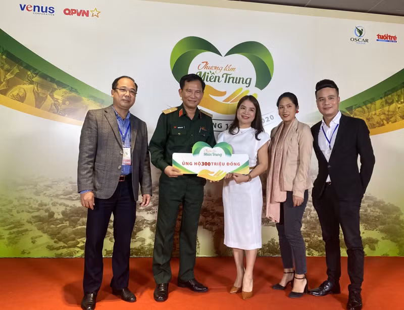 Thiếu tướng Nguyễn Kim Tôn, Giám đốc QPVN; Nhà báo Nguyễn Mạnh Hưng, Tổng biên tập Báo Tuổi trẻ Thủ đô và ông Mai Thanh Tùng, TGĐ Công ty OSCAR đón nhận ủng hộ của các "mạnh thường quân" tại chương trình.