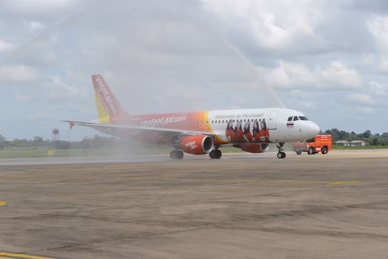 Chuyến bay VZ220 được chào đón tại sân bay Ubon Ratchathani