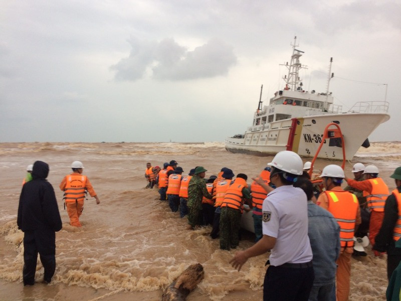 Các lực lượng chức năng tham gia nỗ lực cứu nạn các thuyền viên tàu Vietshiep 01 bị chìm