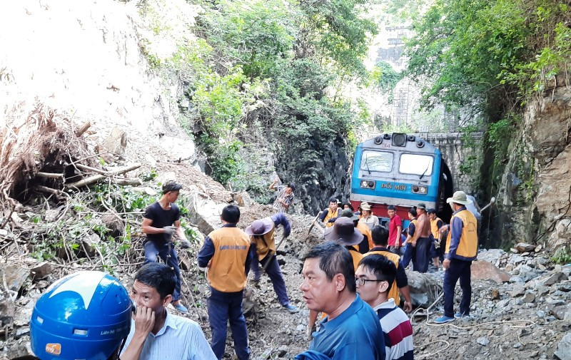 Ngành đường sắt đã phải huy động tối đa nhân vật lực để khắc phục Ngành đường sắt đã phải huy động tối đa nhân vật lực để khắc phục