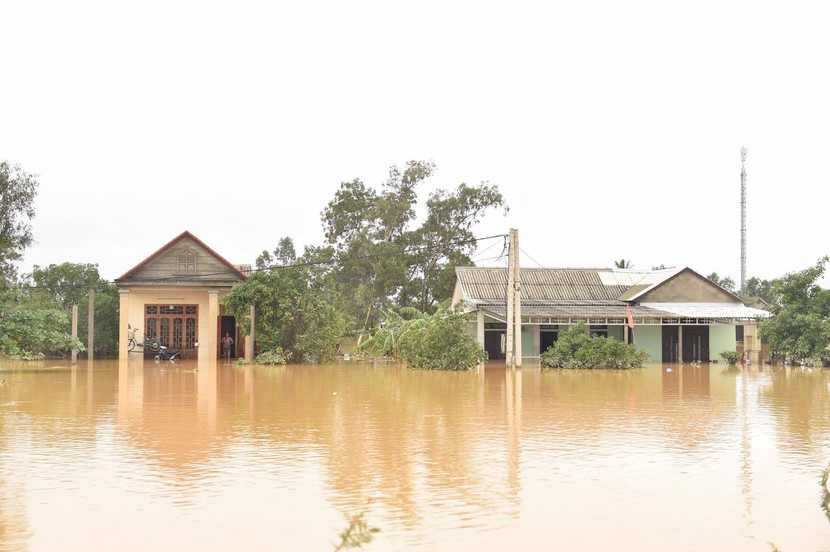 Nhiều nơi ở Quảng Trị vẫn ngập sâu trong nước lũ