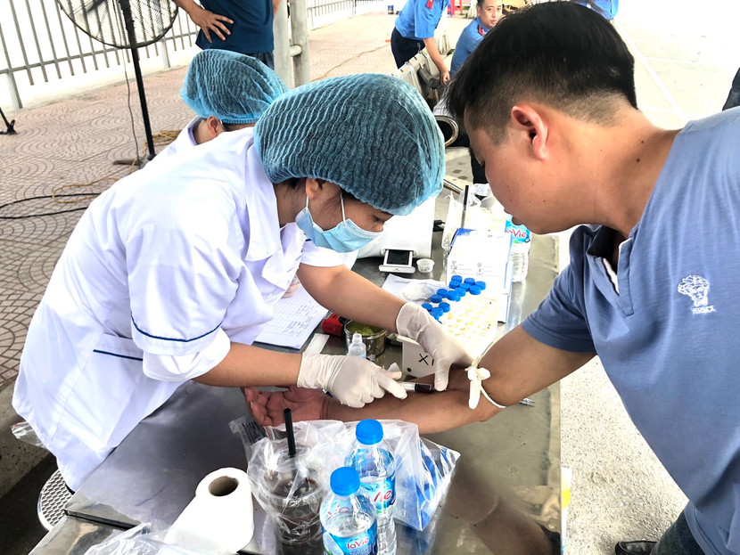 Hai lái xe dương tính với chất gây nghiện qua mẫu nước tiểu đã được lấy mẫu máu để kiểm tra lại cho chính xác