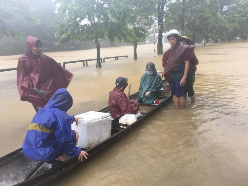 Miền Trung mưa lũ dồn dập trong tháng 10 gây thiệt hại nặng nề về người và tài sản