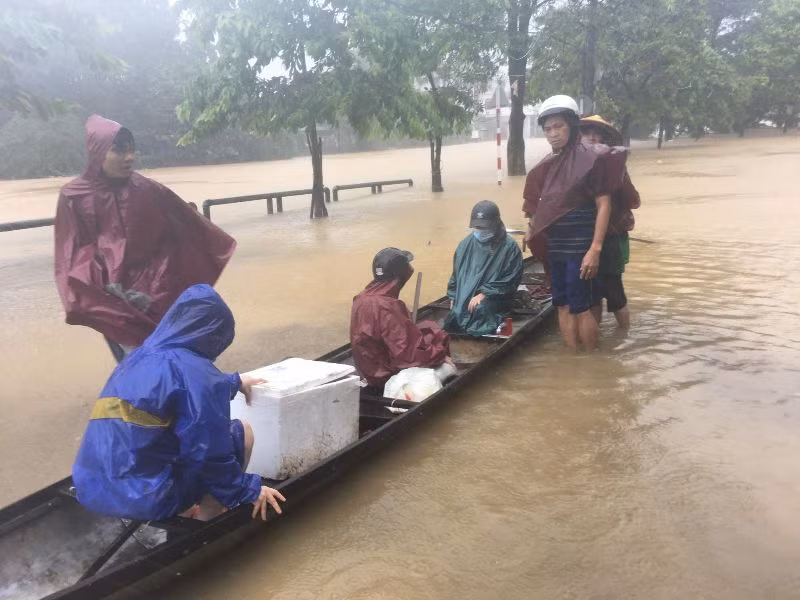 TP Huế hiện vẫn chìm trong biển nước lũ
