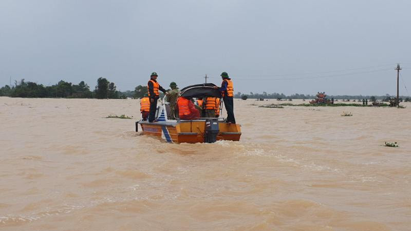 Nhiều nơi ở huyện Hải Lăng, Quảng Trị vẫn ngập sâu trong nước lũ Nhiều nơi ở huyện Hải Lăng, Quảng Trị vẫn ngập sâu trong nước lũ