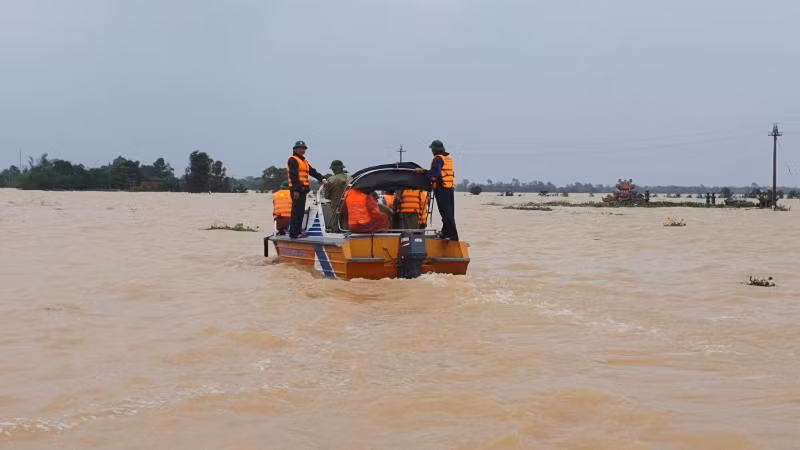 Nhiều nơi ở huyện Hải Lăng, Quảng Trị vẫn ngập sâu trong nước lũ