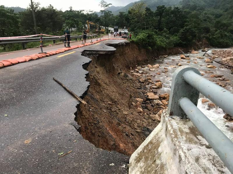 Sau lũ kỷ lục đi qua, nhiều tuyến quốc lộ ở miền Trung bị hư hỏng nghiêm trọng