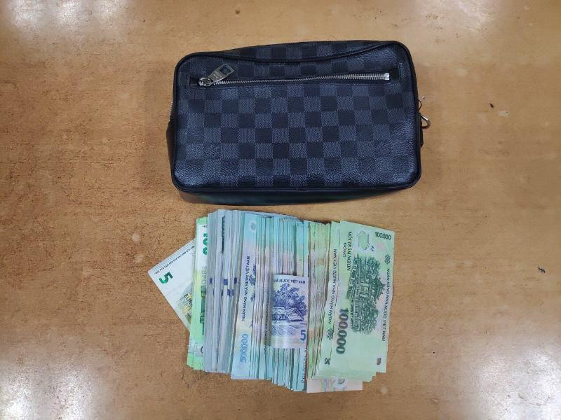 Số tiền mặt 350 triệu đồng mà nam hành khách bỏ quên tại sân bay Nội Bài