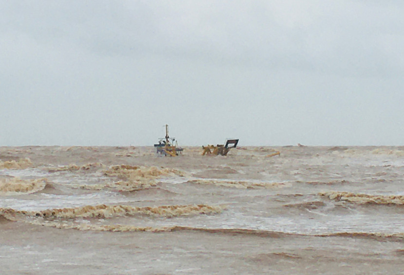 Công tác cứu hộ cứu nạn tiếp tục được triển khai thực hiện tại Cửa Việt vào sáng 10/10- Ảnh: T.T Công tác cứu hộ cứu nạn tiếp tục được triển khai thực hiện tại Cửa Việt vào sáng 10/10- Ảnh: T.T