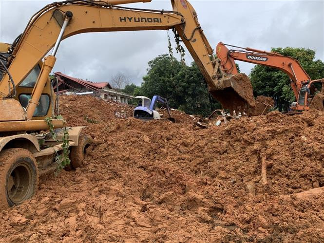 Hiện trường vụ sạt lở tại Đoàn kinh tế 337 ở Hướng Hóa, Quảng Trị làm 22 cán bộ, chiến sĩ mất tích Hiện trường vụ sạt lở tại Đoàn kinh tế 337 ở Hướng Hóa, Quảng Trị làm 22 cán bộ, chiến sĩ mất tích