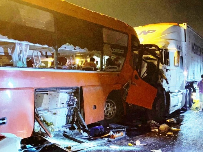 Hiện trường vụ tai nạn ở đường dẫn hầm Hải Vân làm 2 người chết, 17 người bị thương Hiện trường vụ tai nạn ở đường dẫn hầm Hải Vân làm 2 người chết, 17 người bị thương