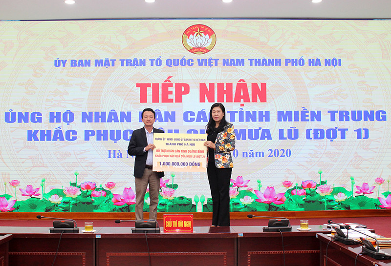 Ngay trong sáng nay, 20/10, Ủy ban MTTQ TP Hà Nội đã trao tặng ủng hộ các tỉnh Quảng Bình và Hà Tĩnh, mỗi địa phương một tỷ đồng Ngay trong sáng nay, 20/10, Ủy ban MTTQ TP Hà Nội đã trao tặng ủng hộ các tỉnh Quảng Bình và Hà Tĩnh, mỗi địa phương một tỷ đồng