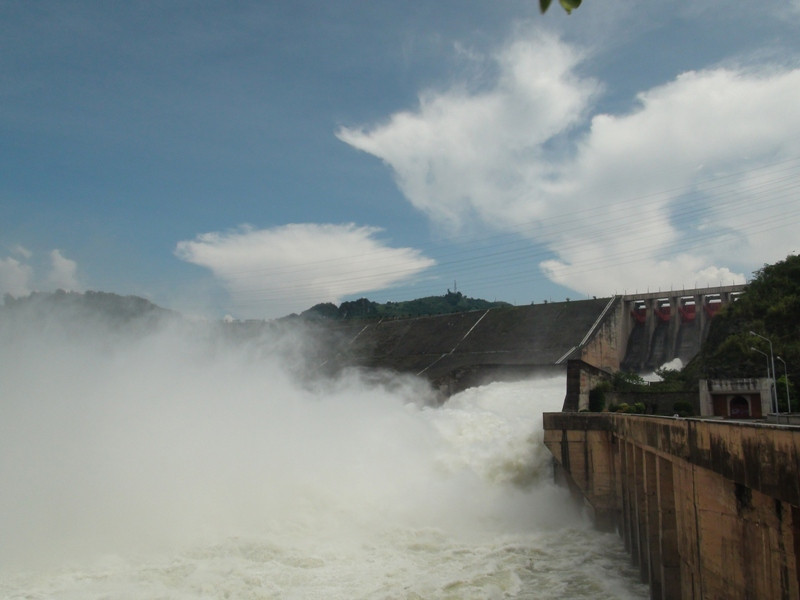 Thủy điện Hòa Bình phải mở cửa xả đáy thứ hai vào 16h chiều nay, 2/10 Thủy điện Hòa Bình phải mở cửa xả đáy thứ hai vào 16h chiều nay, 2/10