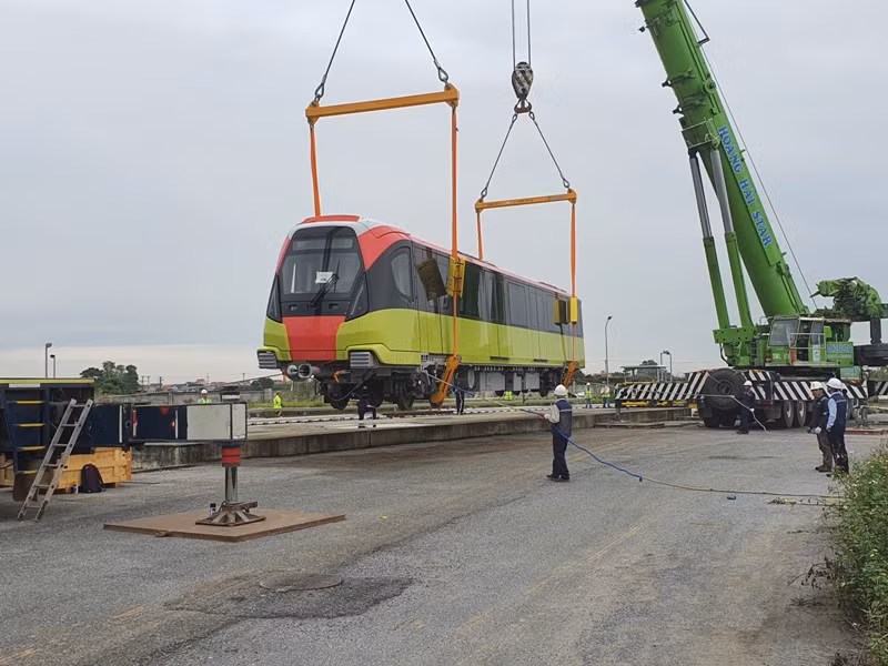 Mỗi đoàn tàu gồm bốn toa, một trong bốn toa tàu được cẩu đưa lên đường ray