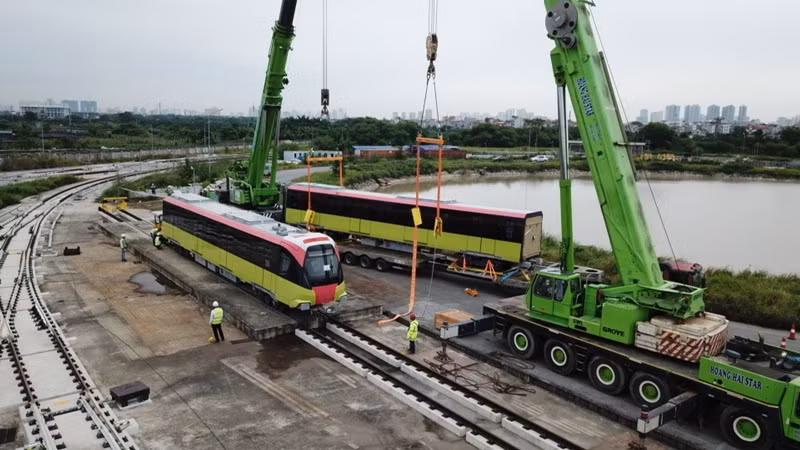 Ngay sau đó, công tác cẩu bốn toa tàu từ xe siêu trường, siêu trọng xuống đường ray được tiến hành trong sự đảm bảo an toàn tuyệt đối và sự giám sát của các bên như nhà thầu, tư vấn, đơn vị sản xuất...