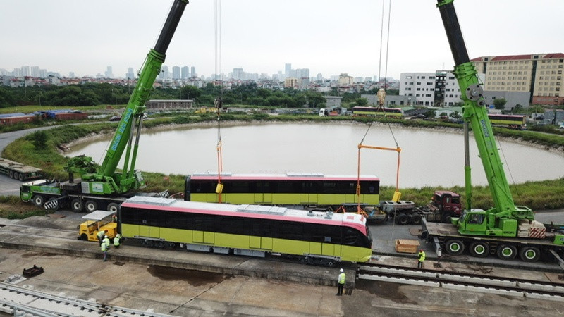 Bốn toa của đoàn tàu đã được cẩu xuống an toàn, sau đó sẽ được đưa vào xưởng lắp ráp, căn chỉnh . Khoảng tháng 4/2021 sẽ đưa lên vận hành liên động thử nghiệm, rồi sẽ chạy không tải để chính thức vận hành trước đoạn trên cao trong quý IV/2021