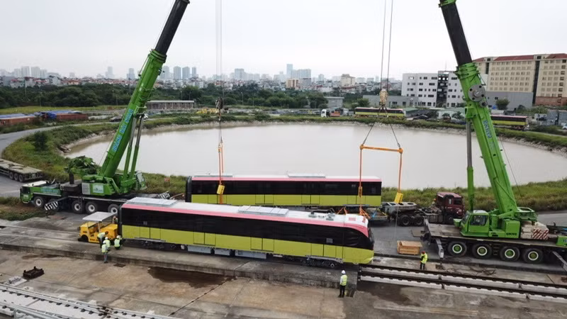 Bốn toa của đoàn tàu đã được cẩu xuống an toàn, sau đó sẽ được đưa vào xưởng lắp ráp, căn chỉnh . Khoảng tháng 4/2021 sẽ đưa lên vận hành liên động thử nghiệm, rồi sẽ chạy không tải để chính thức vận hành trước đoạn trên cao trong quý IV/2021