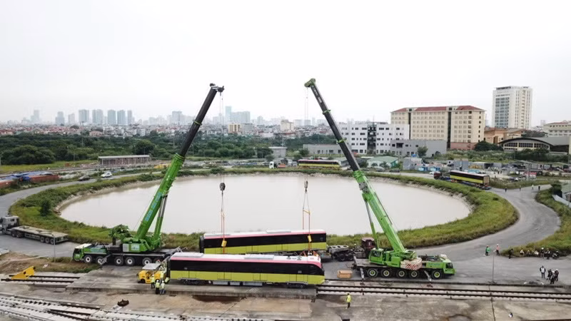 Đoàn xe siêu trường siêu trọng trải qua quãng đường xấp xỉ 190km từ cảng Đình Vũ, Hải Phòng đã chở bốn toa tàu tuyến metro Nhổn- Ga Hà Nội về đến depot Nhổn, Tây Tựu, Bắc Từ Liêm vào rạng sáng nay, 20/10