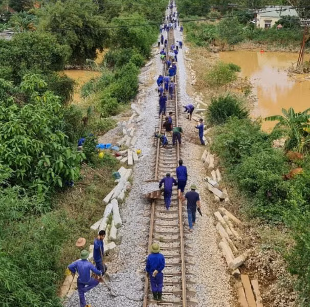 Hàng nghìn cán bộ công nhân viên đường sắt được huy động để nỗ lực thông tuyến đường sắt Bắc Nam