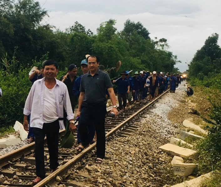 Trong tháng 10, đường sắt Bắc- Nam liên tục bị tê liệt do mưa lũ lịch sử ở khu vực miền Trung Trong tháng 10, đường sắt Bắc- Nam liên tục bị tê liệt do mưa lũ lịch sử ở khu vực miền Trung