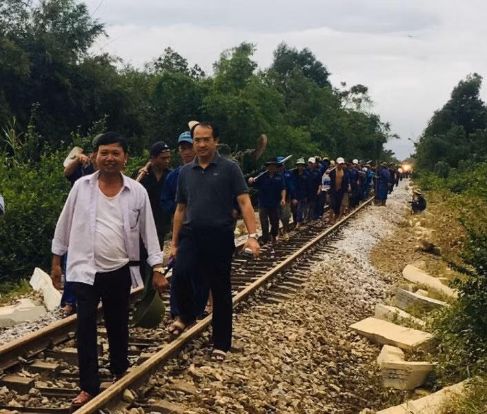 Trong tháng 10, đường sắt Bắc- Nam liên tục bị tê liệt do mưa lũ lịch sử ở khu vực miền Trung