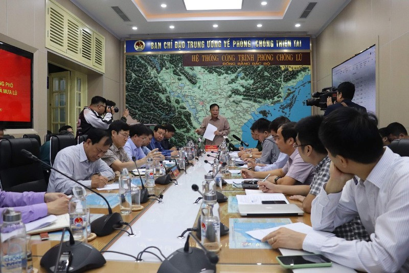 Bộ trưởng Bộ NN&amp;PTNT Nguyễn Xuân Cường e ngại lũ chồng lũ tại miền Trung