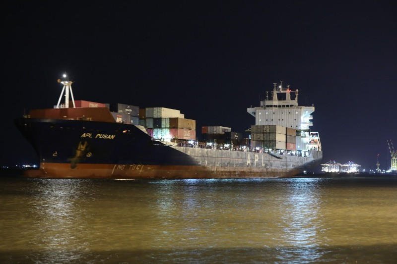 Con tàu chở đoàn tàu đường sắt Nhổn- ga Hà Nội đã cập cảng Đình Vũ, Hải Phòng vào sáng sớm nay