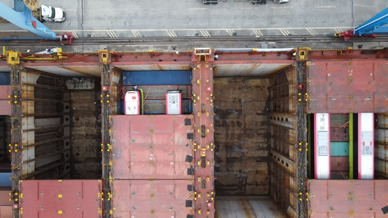 Đoàn tàu đang được bốc dỡ lên bờ để vận chuyển về Hà Nội