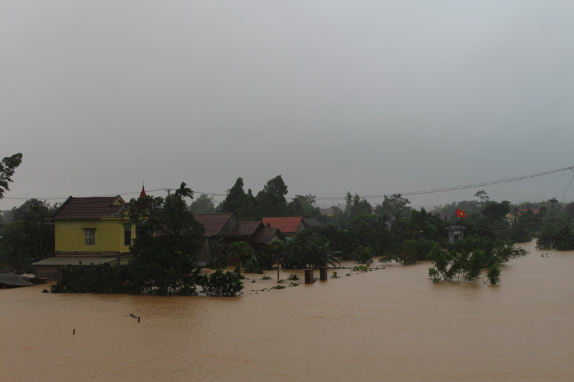 Nhiều nơi ở Quảng Trị tiếp tục ngập sâu trong nước lũ đặc biệt lớn Nhiều nơi ở Quảng Trị tiếp tục ngập sâu trong nước lũ đặc biệt lớn