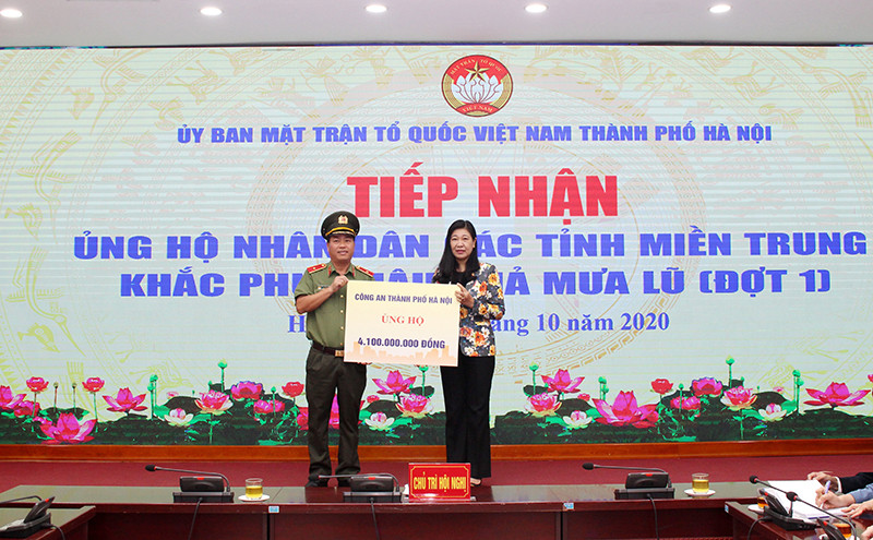 CATP Hà Nội ủng hộ đồng bào miền Trung tại lễ phát động của Ủy ban MTTQ TP Hà Nội sáng nay, 20/10 CATP Hà Nội ủng hộ đồng bào miền Trung tại lễ phát động của Ủy ban MTTQ TP Hà Nội sáng nay, 20/10