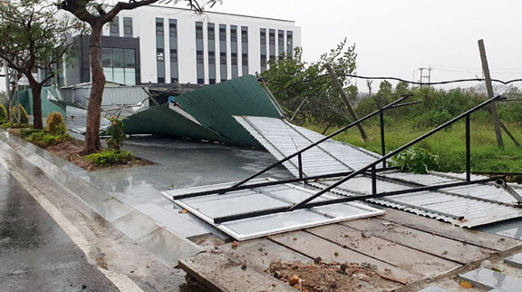 Bão số 9 thổi bay hàng loạt mái tôn, biển quảng cáo ở TP Tuy Hòa, Phú Yên Bão số 9 thổi bay hàng loạt mái tôn, biển quảng cáo ở TP Tuy Hòa, Phú Yên