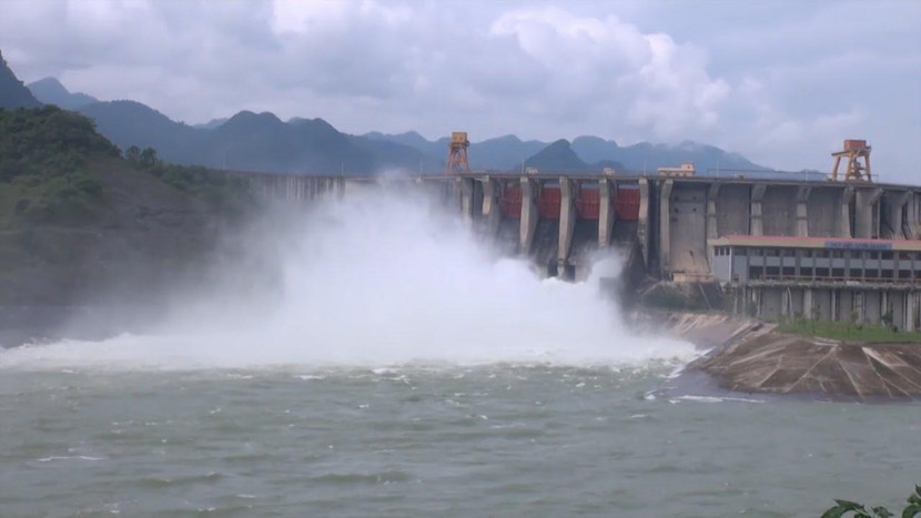 Vào 14h chiều nay, 24/6, thủy điện Hòa Bình lại mở 1 cửa xả đáy do nước thượng lưu dồn về lớn