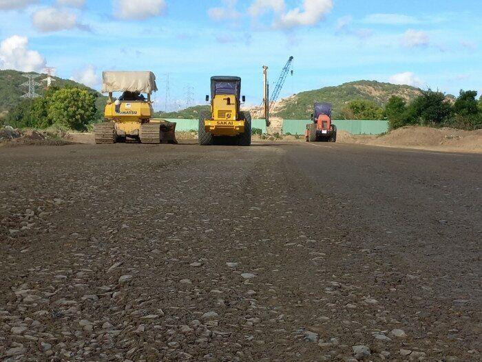 Các dự án thành phần cao tốc Bắc-Nam đang thi công bị chậm tiến độ do thiếu đất đắp nền, bão giá nguyên vật liệu và thời tiết mưa nhiều