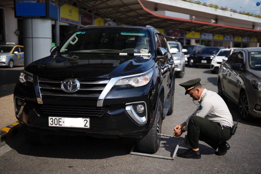 Phương tiện vi phạm, dừng đỗ quá 5 phút sẽ bị khóa bánh