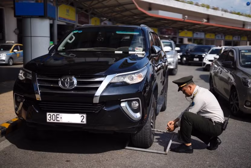 Phương tiện vi phạm, dừng đỗ quá 5 phút sẽ bị khóa bánh