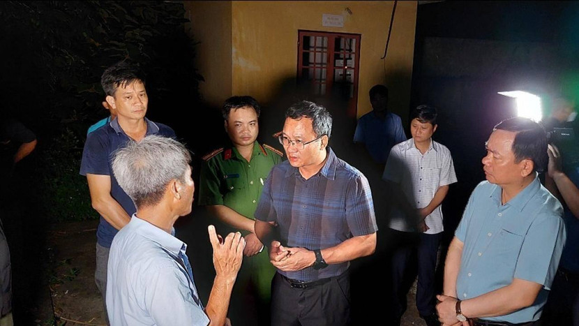 Ông Khuất Việt Hùng, Phó Chủ tịch chuyên trách Ủy ban ATGT quốc gia thăm hỏi gia đình các nạn nhân