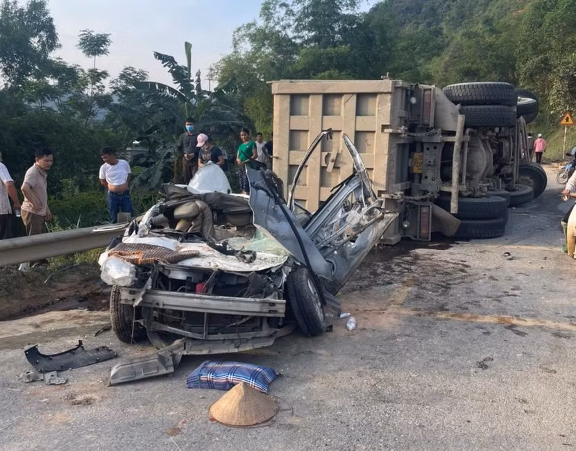 Hiện trường vụ tai nạn xe tải chở đất "hổ vồ" đè xe con làm 3 người chết