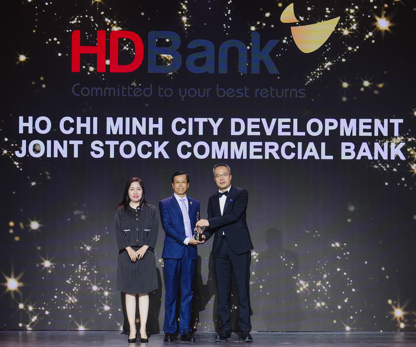 Ông Phạm Văn Đẩu- Giám đốc Tài chính kiêm Giám đốc Khối Nhân sự HDBank- đại diện HDBank- nhận danh hiệu "Nơi làm việc tốt nhất châu Á" 2025 dành cho HDBank