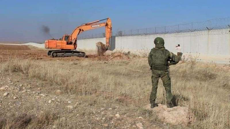 Quân đội Nga đào những con mương lớn, được ọc cho là để ngăn cản sự di chuyển các đoàn xe quân sự Thổ Nhĩ Kỳ tiến vào Syria