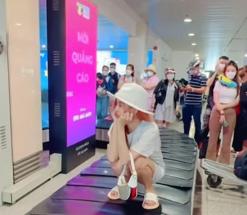 Hình ảnh nữ hành khách ngồi lên băng chuyền hành lý rồi quay clip đưa lên mạng xã hội gây bức xúc Hình ảnh nữ hành khách ngồi lên băng chuyền hành lý rồi quay clip đưa lên mạng xã hội gây bức xúc