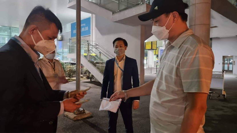 Chủ nhân của chiếc phong bì có đựng 320 triệu đồng nhận lại tài sản bỏ quên tại sân bay Nội Bài