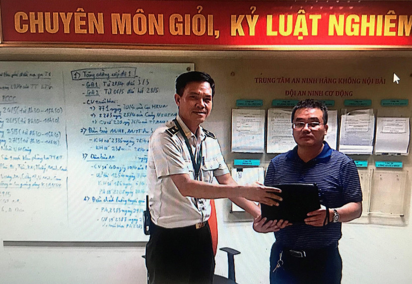 An ninh hàng không sân bay Nội Bài trao trả tài sản bỏ quên cho hành khách An ninh hàng không sân bay Nội Bài trao trả tài sản bỏ quên cho hành khách