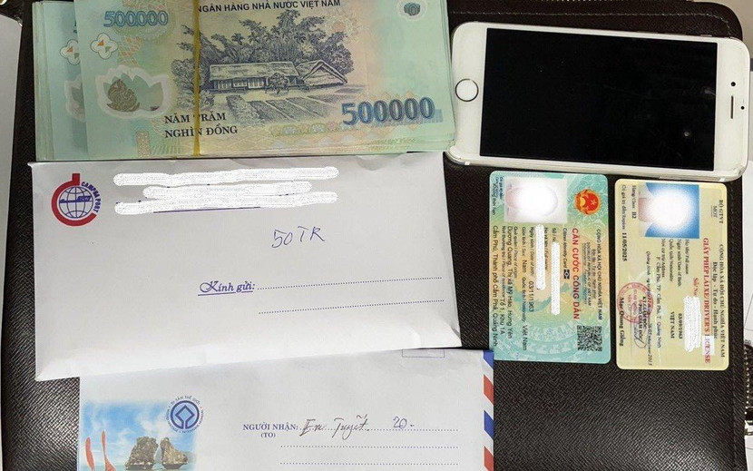 Số tài sản bỏ quên cùng giấy tờ tùy thân của một hành khách bỏ quên tại sân bay Nội Bài Số tài sản bỏ quên cùng giấy tờ tùy thân của một hành khách bỏ quên tại sân bay Nội Bài