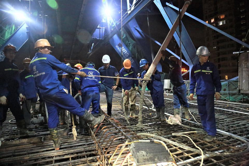 Hơn 100 công nhân chuẩn bị hợp long đốt cuối cùng của tuyến Vành đai 2 trên cao đoạn Ngã Tư Sở- cầu Vĩnh Tuy